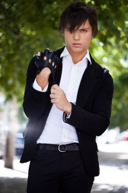 Takım elbiseli genç adam.