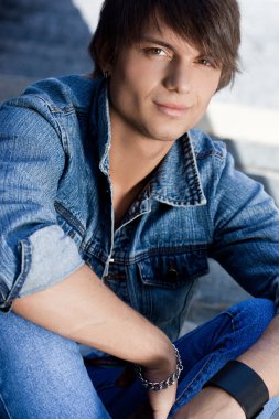 genç adam bir kot pantolon