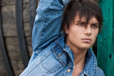 genç adam bir kot pantolon