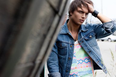 genç adam bir kot pantolon