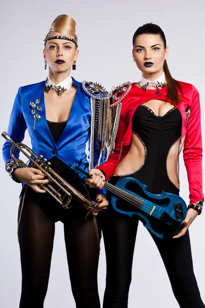Belle donne con strumenti musicali — Foto Stock