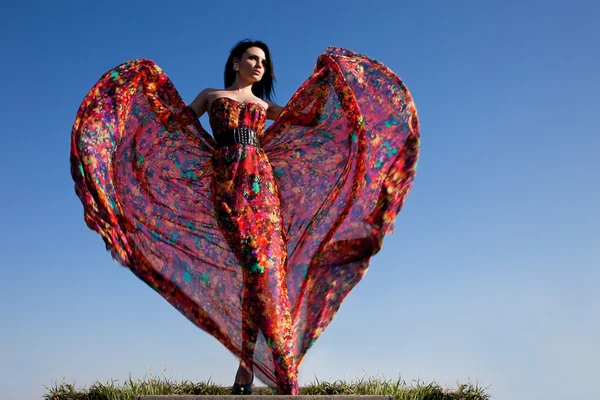 Schöne Frau im roten Kleid — Stockfoto