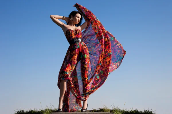 Belle femme en robe rouge — Photo