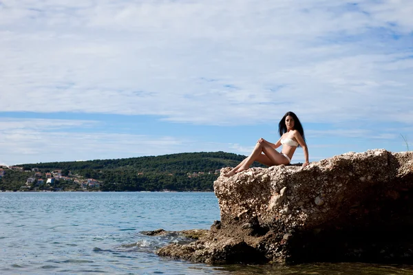 Yaz aylarında bir plajda kız — Stok fotoğraf
