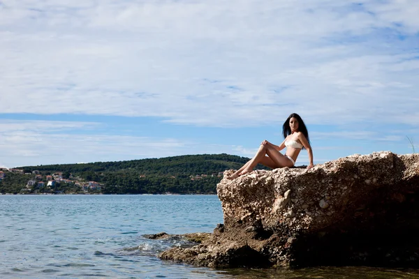 Flicka på en strand i sommar — Stockfoto