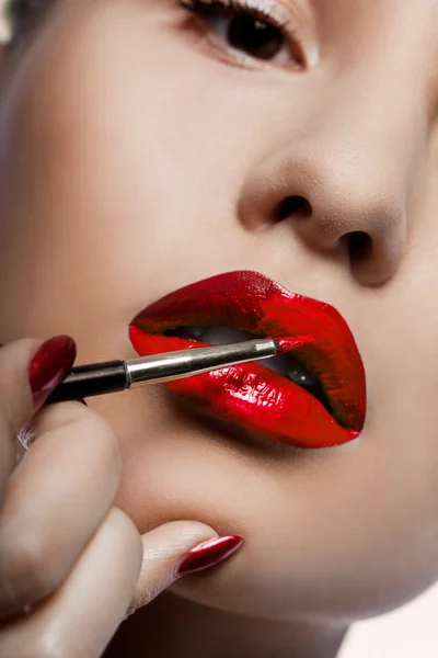 Ragazza dipinge le labbra con rossetto — Foto Stock