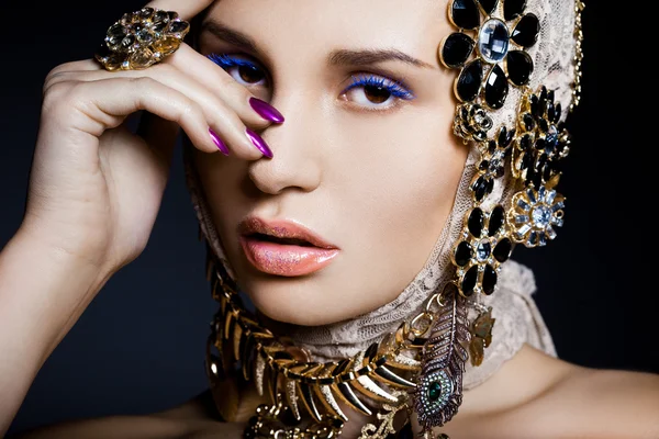 Elegant fashionable woman with jewelry — Stock Photo, Image