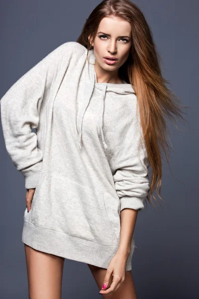 Bella donna in maglione grigio — Foto Stock