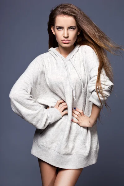 Hermosa mujer en suéter gris —  Fotos de Stock