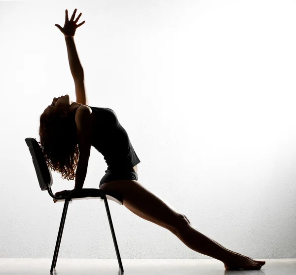 Elegante hermosa bailarina sobre fondo gris — Foto de Stock