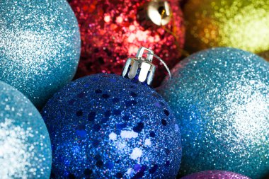 birçok Noel topları arka plan üzerinde renkli