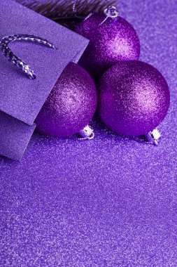 Dekorasyon top ile Noel ağacı dalı