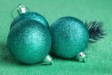 Dekorasyon top ile Noel ağacı dalı