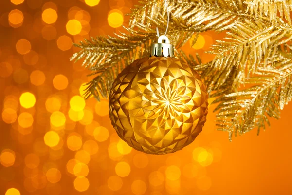 Zweig des Weihnachtsbaums mit Dekorationskugel — Stockfoto