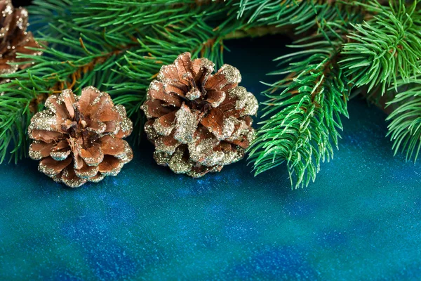 Ramo de árvore de Natal com pinecone — Fotografia de Stock