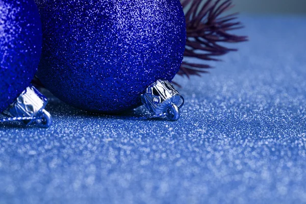 Rama del árbol de Navidad con bola de decoración — Foto de Stock