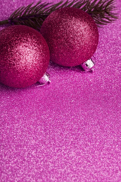 Ramo da árvore de Natal com bola de decoração — Fotografia de Stock