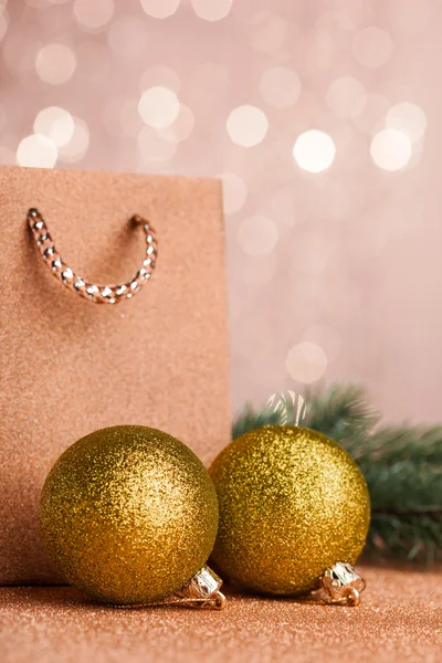 Tak van kerstboom met decoratie bal — Stockfoto