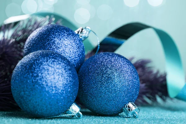 Rama del árbol de Navidad con bola de decoración —  Fotos de Stock