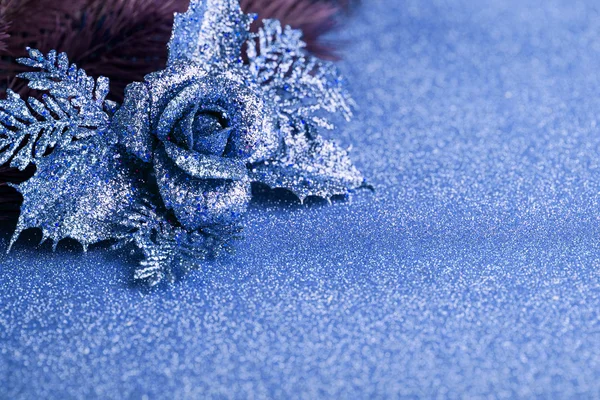 Ramo dell'albero di Natale con decorazione rosa — Foto Stock