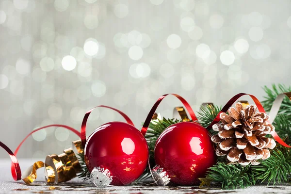 Ramo dell'albero di Natale con palla decorazione — Foto Stock