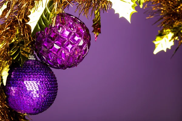 Decoração de Natal em fundo violeta — Fotografia de Stock