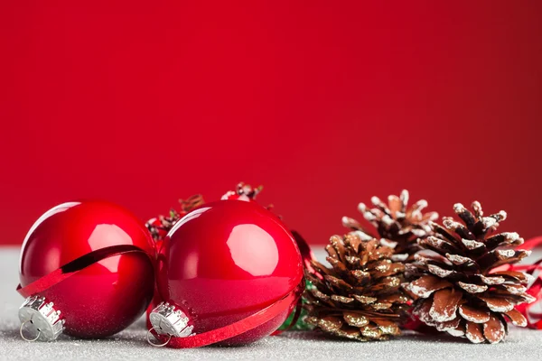 Kerstdecoratie met feestelijke pinecone — Stockfoto