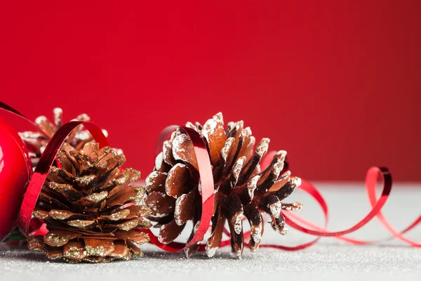 Kerstdecoratie met feestelijke pinecone — Stockfoto