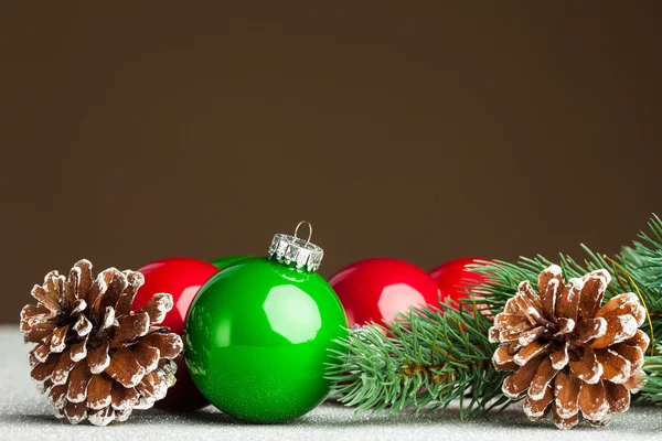 Bola de Natal com abeto e pinecone — Fotografia de Stock