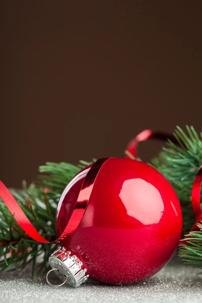Kerstmis bal met groene fir-boom — Stockfoto