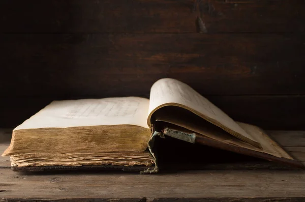 Tahta Bir Masanın Üzerinde Eski Bir Antika Kitap — Stok fotoğraf