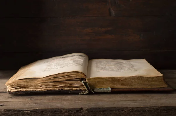 Tahta Bir Masanın Üzerinde Eski Bir Antika Kitap — Stok fotoğraf