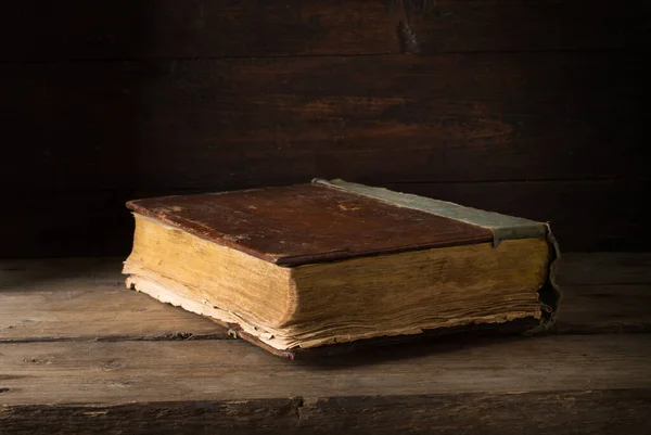 Tahta Bir Masanın Üzerinde Eski Bir Antika Kitap Stok Fotoğraf