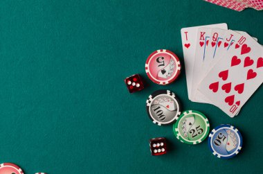 Yeşil keçeli kumarhane arka planındaki kartlar.