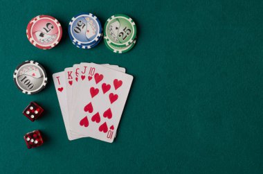 Yeşil keçeli kumarhane arka planındaki kartlar.