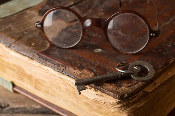Старая Старинная Книга Деревянном Столе — стоковое фото