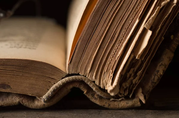 Oud Antiek Boek Een Houten Tafel — Stockfoto