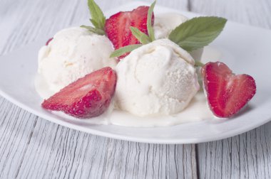 Çilekli dondurma.