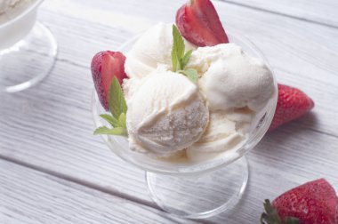 Çilekli dondurma.