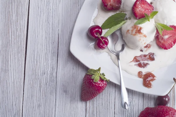 Strawberry ice cream — Stock Photo, Image