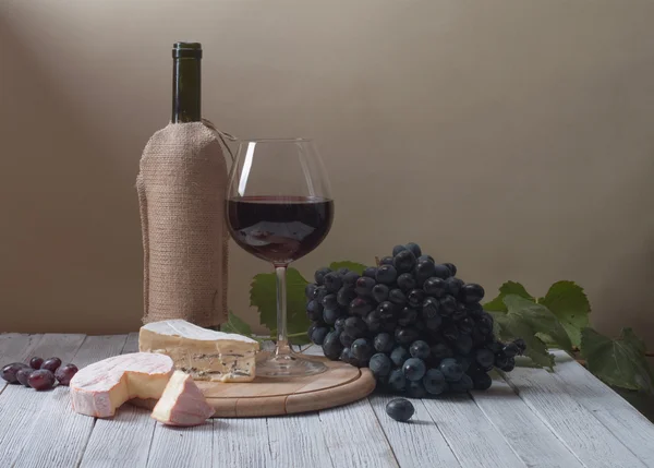 Wine and fresh cheese — Stock Photo, Image