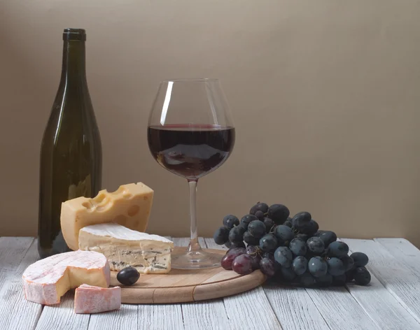 Wine and fresh cheese — Stock Photo, Image