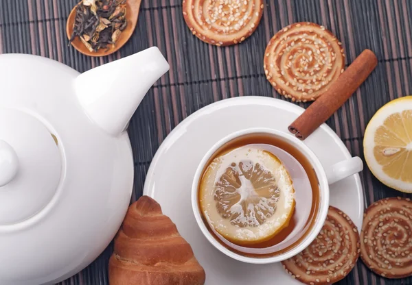 Xícara de chá e cookies — Fotografia de Stock