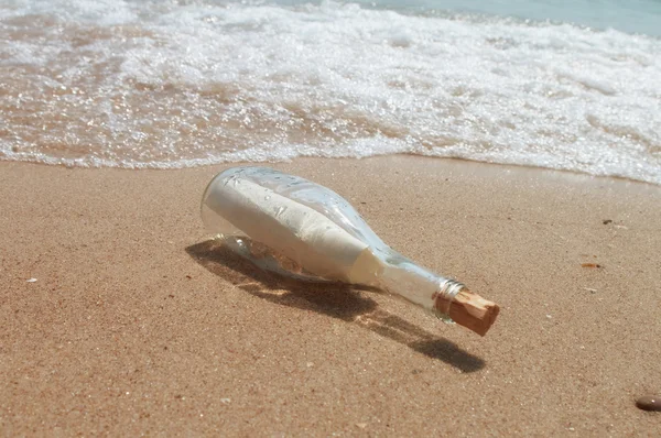 Carta en una botella —  Fotos de Stock