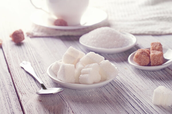 Белый и коричневый сахар