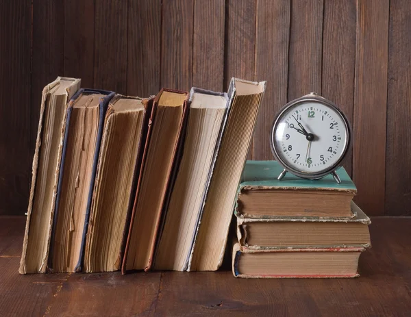 알람 시계와 책. — 스톡 사진