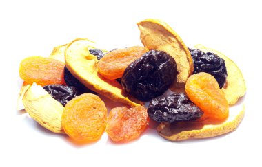 Kurumuş meyveler beyazda izole edilmiş.