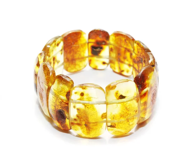 Baltisch amber armband geïsoleerd op wit — Stockfoto