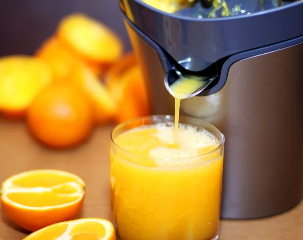 Maken van jus d'orange — Stockfoto