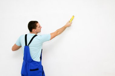 Genç bir işçi bir duvar parlatma